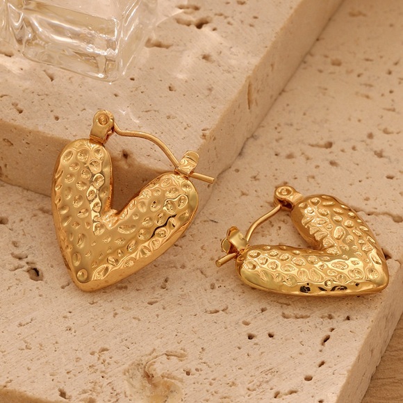 NEW💎18K Gold Plated Heart Hoop Earrings* - Picture 1 of 8